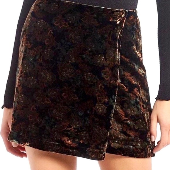 Chelsea & Violet Velvet Floral Mini Skirt - Size Medium - Picture 1 of 9
